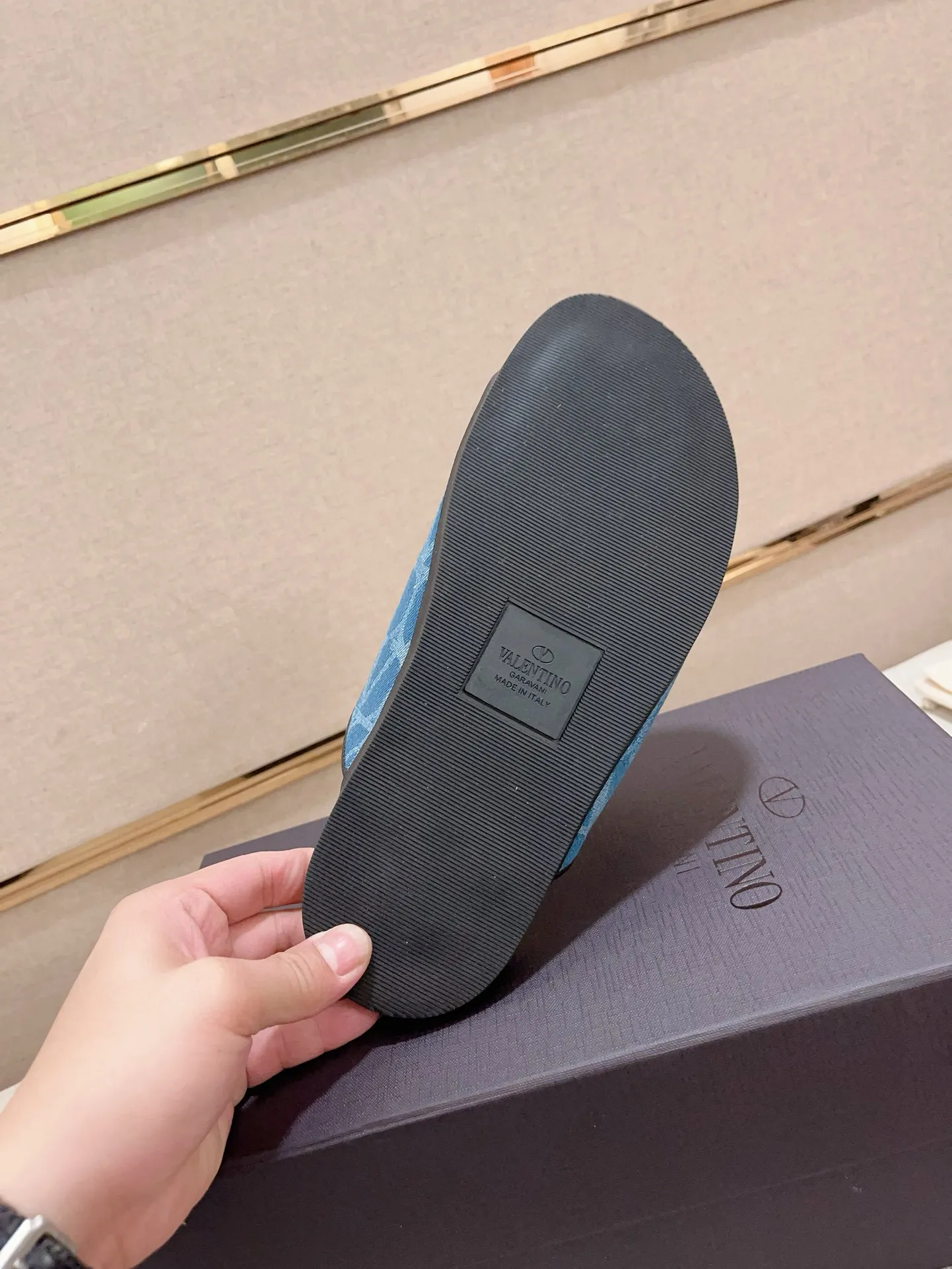 Men's shoes💰: 440💰[Valentino] New men's boutique slippers, counter quality, classic plaid, the actual workmanship is quite complex🔰The uppers are made of imported fabrics➕🐑Sheepskin lining, which tests the craftsman's craftsmanship➕original PU outsole. Size: 38-44 (45 can be customized, non-refundable)